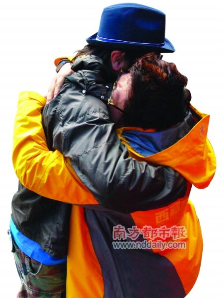 韩红家乡西藏做慈善 收养父母双亡的4岁男孩