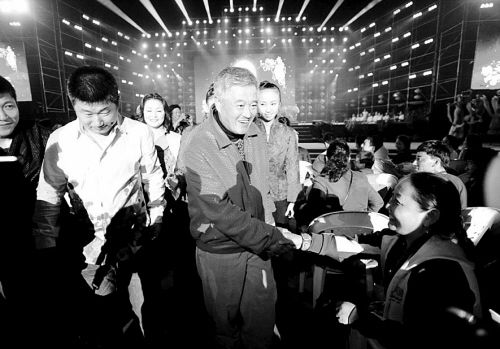 赵本山再次与玉树孩子度中秋 送上二人转手帕