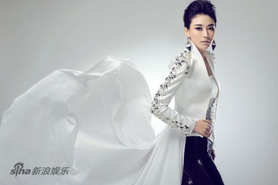 徐千雅拍白色金属写真 英姿飒爽走中性风格(图