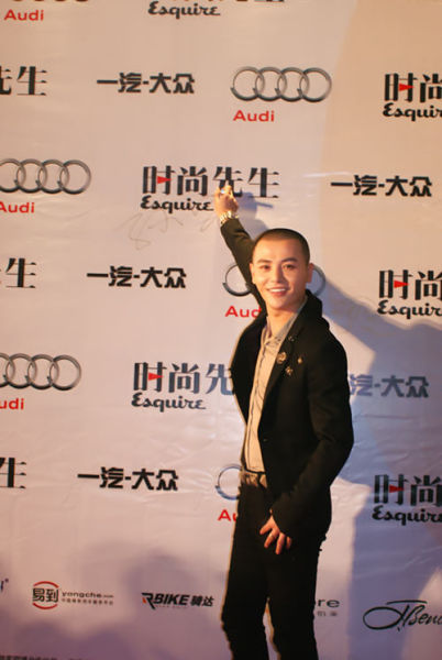 孙坚红毯签名