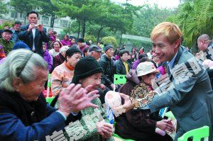 邓建国参加学雷锋活动 坦承为扭转负面形象