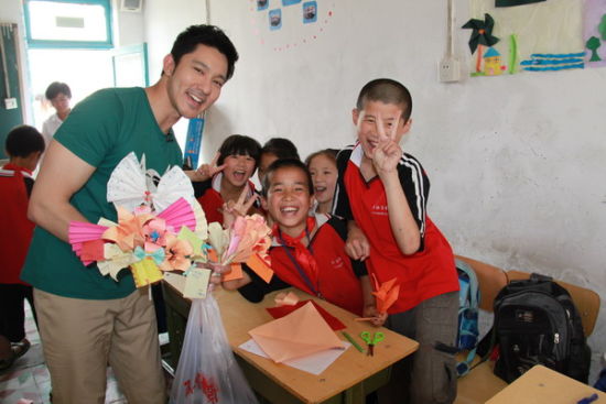 立威廉传播爱心 与打工子弟学生交流感情深_影