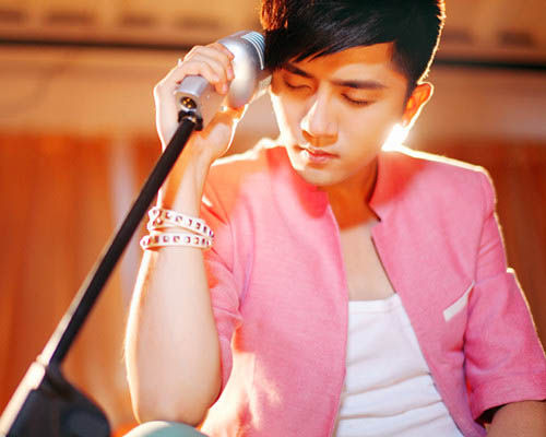 樊博晋级天籁之声八强 获评委力赞