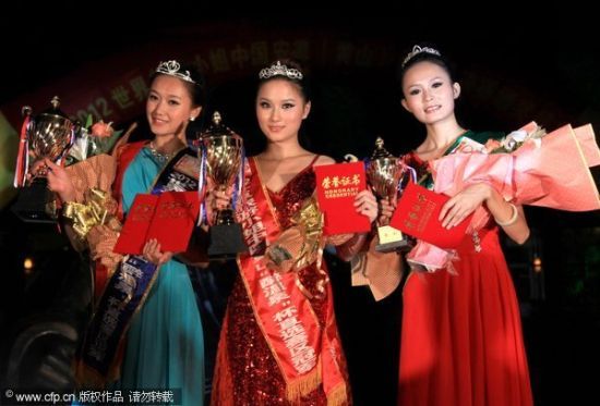 最终三甲的上妆照：冠军合肥选手潘丽(中)、亚军胡晓倩(左)、季军吴黛蕊
