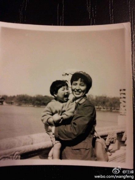 汪峰姐姐小时候和妈妈的老照片