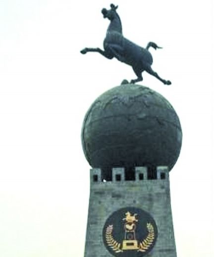 河南鹤壁市优秀旅游城市标志雕像