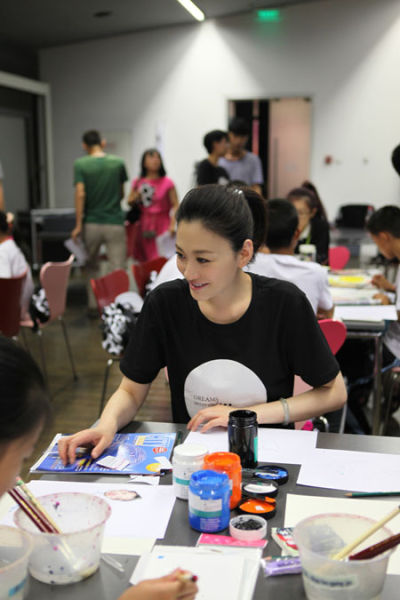 李小冉助力公益活动 为孤贫儿童圆梦(图)