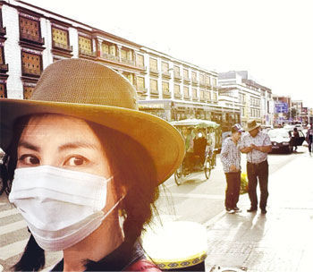 王菲躺地拍西藏美景 自封战地儿女摄影师