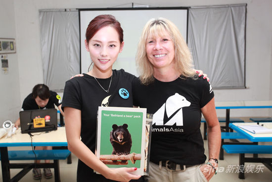 亚洲动物基金创始人谢罗便臣女士把助养证书交给嘉倪