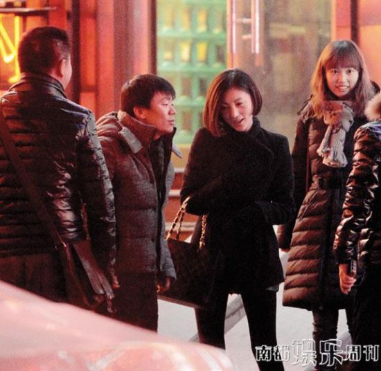 王宝强和朋友们在路边道别，妻子（右一）站在旁边陪衬。