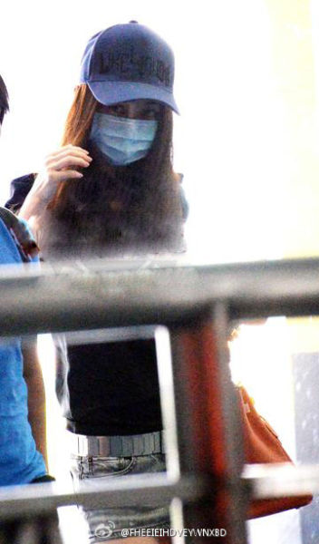 姚笛被拍现身北京机场 低调口罩遮面(图)