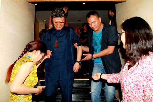 胡军为父庆八十大寿 儿女送祝福和乐融融