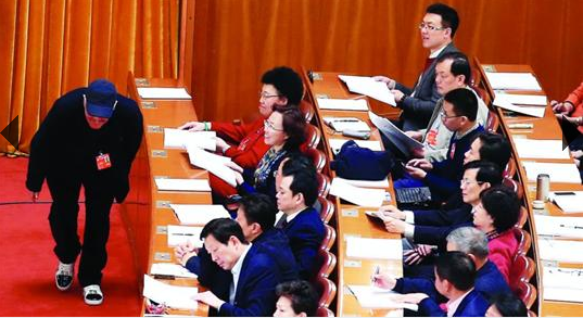 　　3月7日，全国政协十二届二次会议在北京人民大会堂举行第二次全体会议,姗姗来迟的全国政协委员赵本山压低帽沿、猫着腰进会场。