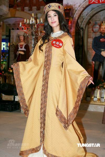 黄圣依陈晓东出席圣诞亮灯 化身印度王族【图】