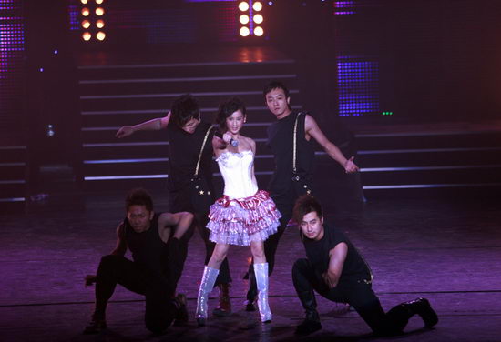 黄圣依成晚会宠儿 同时亮相四台央视晚会【图】