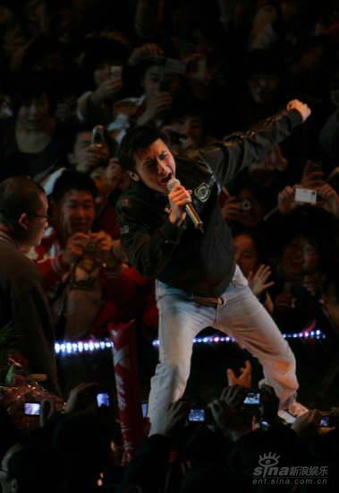 独家谢霆锋阿娇现身北京 出席某公司活动【图】