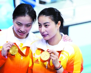 未来公公霍震霆为郭晶晶庆功【图】