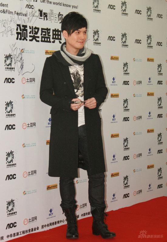 严宽视大学生为偶像 与刘烨同台拼人气【图】