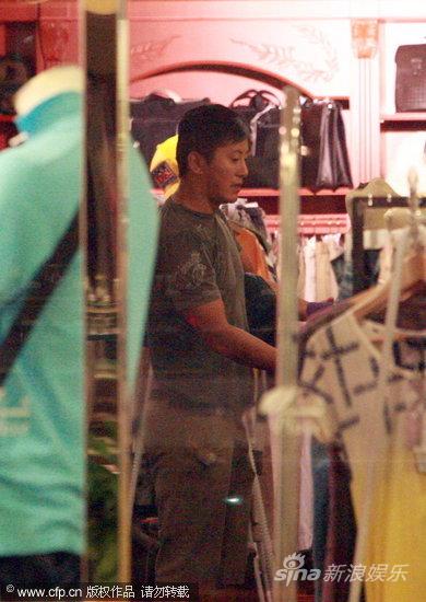 毛宁逛街身材略显发福 与男友人狂扫货【图】