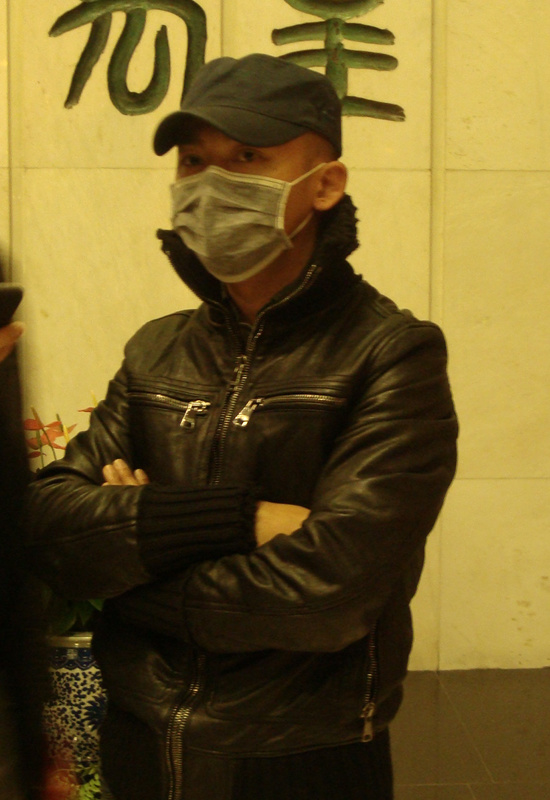 聂远着皮衣戴口罩看话剧 脸色憔悴疑感冒【图】