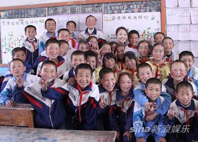 组图：索妮接棒爱心大使端午青海慈善忙