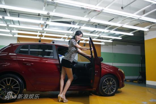 组图：邹涵虹拍摄汽车大片冷艳风情大秀美腿