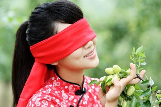 杨紫手捧甜枣