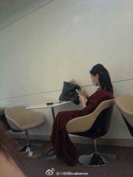 王菲现身新疆机场 戴口罩看手机(图)