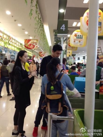 有网友曾在今年5月1日拍到两人一起逛超市