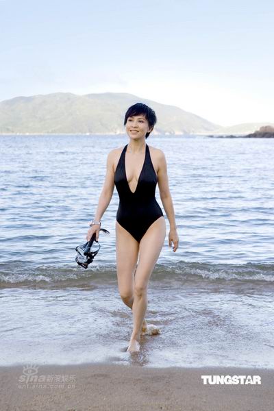 刘嘉玲拍广告性感爆乳 化身007女主角【图】