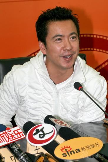 图文:华谊兄弟执行总裁王中磊接受媒体采访