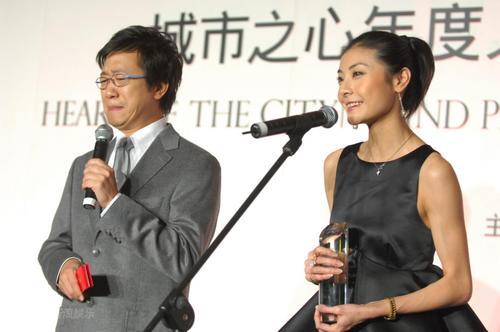 图文:《外滩画报》年终颁奖礼-主持曹启泰(左)