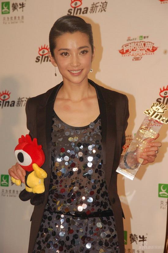 范冰冰李冰冰张静初红毯争艳开心捧奖【图】