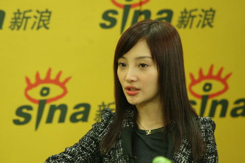 图文：李小璐做客聊近况--嘟嘴露可爱