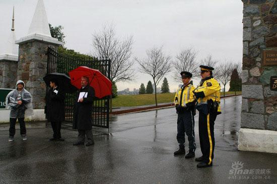 肥姐葬礼须示双重证明 警车待命戒备森严【图】