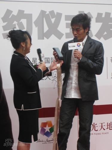 图文：焦恩俊加盟星之国际-经纪人送磨刀石