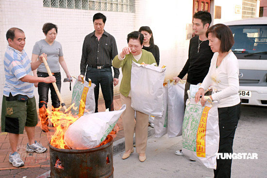 图文:沈殿霞五七祭拜--张彻太太难掩悲伤