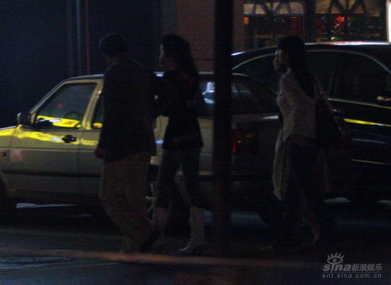 图文:刘亦菲携父母吃饭-众人下车步入饭店