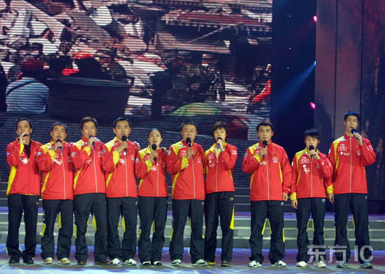 图文:中国乒乓球队队员集体演唱《真心英雄》
