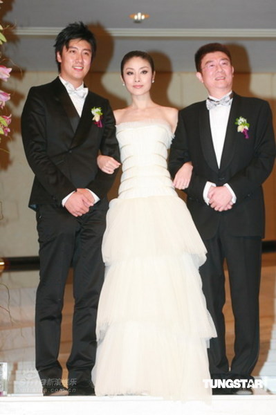 图文:陈慧琳大婚-在爸爸与弟弟的陪同下出场
