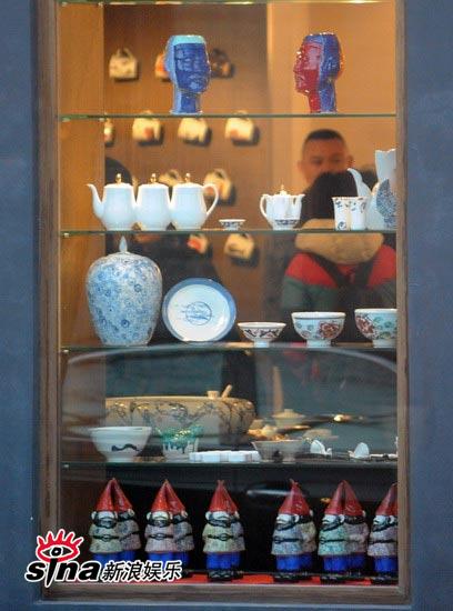 s.h.e北京城逛民俗街采办“年货”