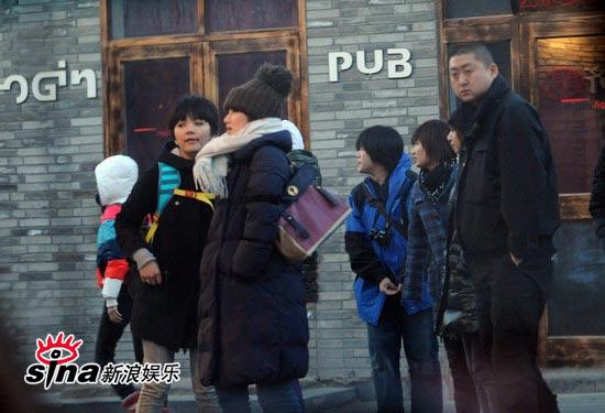 s.h.e北京城逛民俗街采办“年货”