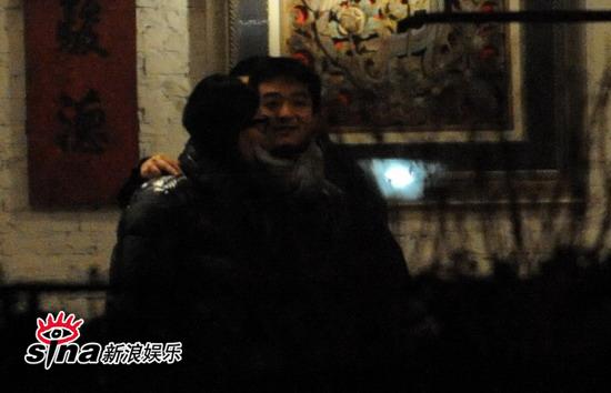 周迅深夜会友遭同行男子搂肩