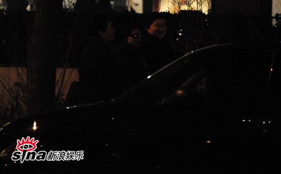 周迅深夜会友遭同行男子搂肩