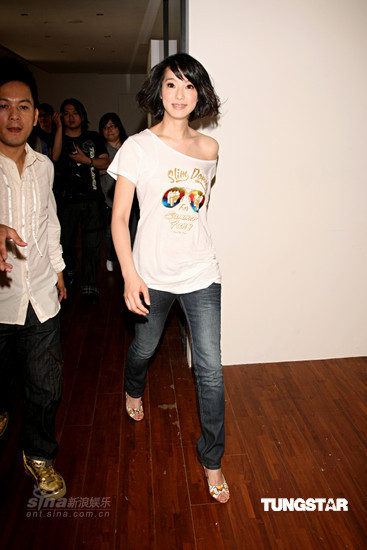 图文:王尹平领军模特走秀-赖雅妍准备进场