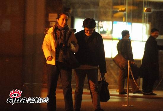 蒋雯丽与朋友逛街散心【图】