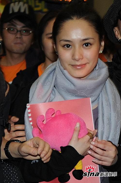Gillian Chung - Beijing airport photo gallery