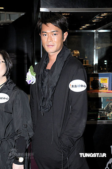 古天乐探究奥特曼系列公仔童心未泯