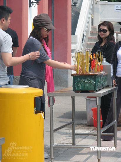 陈淑芬悼念张国荣 素颜郑欣宜大方任拍