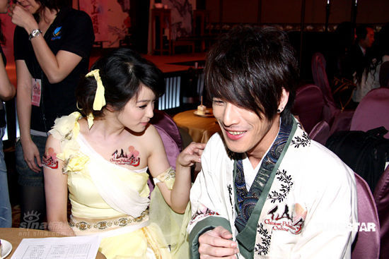 赖雅妍代言网游扮古装 与黄腾浩同台共舞【图】